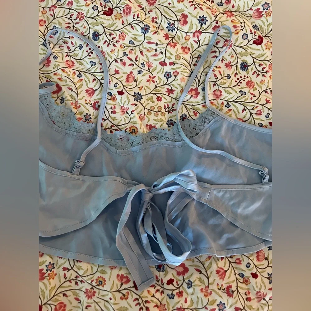 SKIMS Bridal Silk Cropped Top Glacier Blue Tie Back L Excellent - Picture 8 of 9